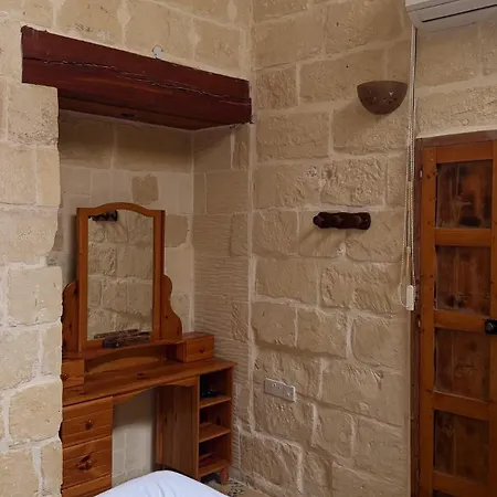 Stella & Stone Għarb